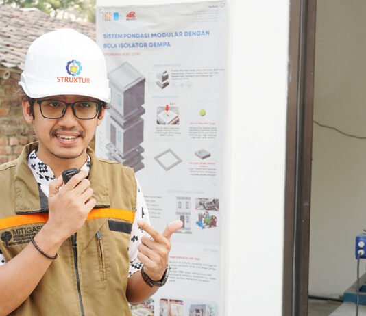 ITS Uji Sensor Gempa dan Prototipe Rumah Tahan Guncangan Ahmad Basshofi Habieb ST MT PhD saat menjelaskan struktur prototipe bangunan tahan gempa yang dirancang tim peneliti ITS. Foto: Humas ITS