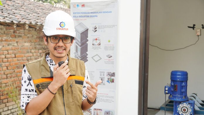Ahmad Basshofi Habieb ST MT PhD saat menjelaskan struktur prototipe bangunan tahan gempa yang dirancang tim peneliti ITS. Foto: Humas ITS