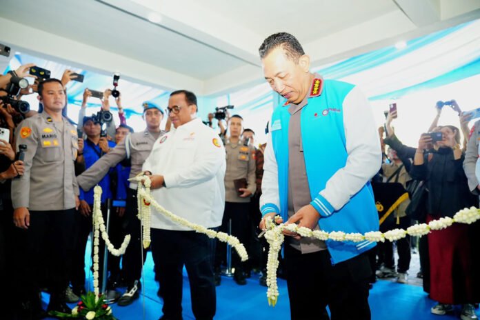 Kapolri Listyo Sigit Prabowo Meresmikan Gedung DPD KSPSI AGN Jawa Timur. Foto: Polri