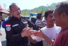 Warga Blokade Jalan di Wae Pesi, Polisi Turun Dengarkan Keluhan soal Bantuan Pascagempa Polisi Mendengarkan Keluhan Warga di Wae Pesi Terkait Bantuan Pascagempa. Foto: Harnas.id