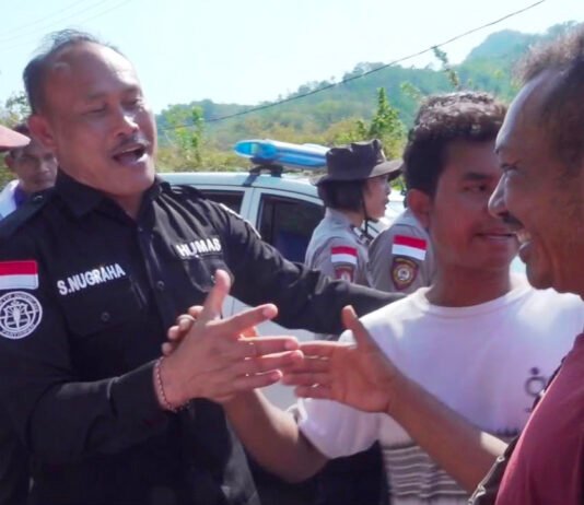 Warga Blokade Jalan di Wae Pesi, Polisi Turun Dengarkan Keluhan soal Bantuan Pascagempa Polisi Mendengarkan Keluhan Warga di Wae Pesi Terkait Bantuan Pascagempa. Foto: Harnas.id