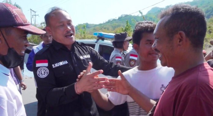 Polisi Mendengarkan Keluhan Warga di Wae Pesi Terkait Bantuan Pascagempa. Foto: Harnas.id