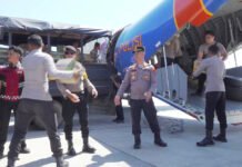 Bantuan Kapolri Mendarat di Labuan Bajo, Logistik untuk Korban Gempa Flores Segera Disalurkan Bantuan Logistik Kapolri Tiba di Bandara Komodo, Labuan Bajo. Foto: Polri