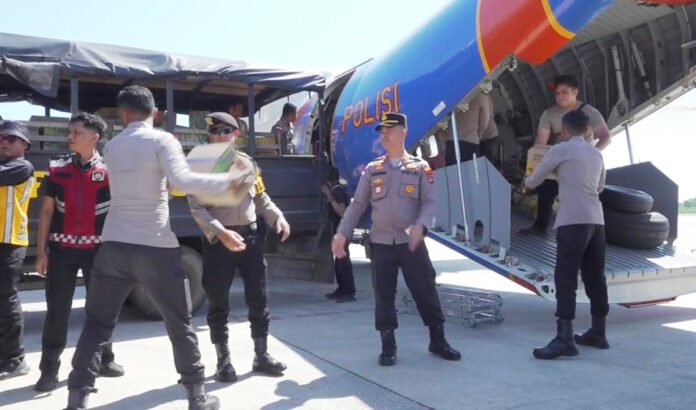 Bantuan Logistik Kapolri Tiba di Bandara Komodo, Labuan Bajo. Foto: Polri Bantuan Logistik Kapolri Tiba di Bandara Komodo, Labuan Bajo. Foto: Polri