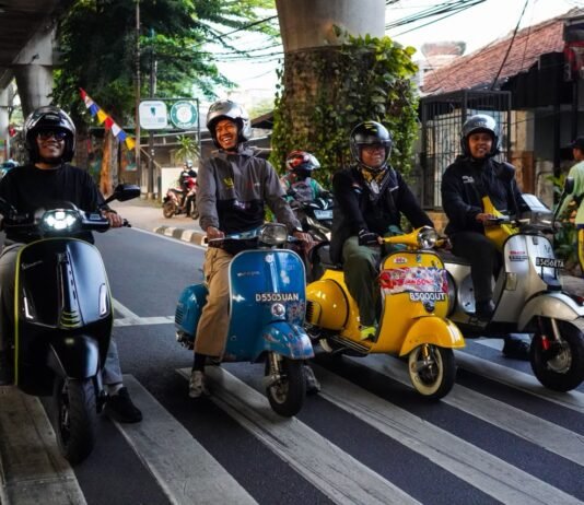 Dari Vespa Klasik hingga Brotherhood, BK Scooter Indonesia Ramaikan JAM60NAS #2 di Jakarta BK Scooter Indonesia (BKSI) turut meramaikan JAM60NAS #2 bersama komunitas Vespa dan scooterist dari berbagai daerah di Jakarta. Foto: Harnas.id