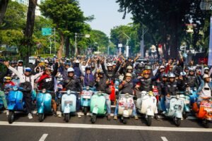 Ribuan pencinta Vespa klasik dari berbagai daerah memadati Museum Satria Mandala, Jakarta, dalam gelaran JAM60NAS #2, Sabtu (22/8/2026). Foto: Harnas.id