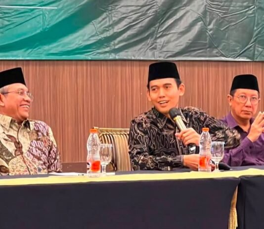 Muktamar ke-35 NU Siap Digelar, Materi dan Tata Tertib Tuntas Disiapkan Pimpinan Tim Materi Organisasi Muktamar ke-35 NU Prof Asrorun Niam Sholeh menyampaikan persiapan materi, jadwal, dan tata tertib Muktamar ke-35 NU yang akan digelar di Tambakberas, Jombang, Jawa Timur. Foto: Harnas.id