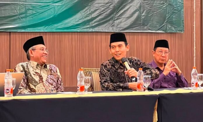 Pimpinan Tim Materi Organisasi Muktamar ke-35 NU Prof Asrorun Niam Sholeh menyampaikan persiapan materi, jadwal, dan tata tertib Muktamar ke-35 NU yang akan digelar di Tambakberas, Jombang, Jawa Timur. Foto: Harnas.id