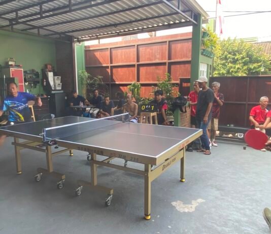 Semarak HUT ke-81 RI, Warga Cimanggis Depok Adu Skill di Mini Turnamen Pingpong Warga Cimanggis Indah, Depok, antusias mengikuti mini turnamen pingpong di BK Sports Center dalam rangka memeriahkan HUT ke-81 Kemerdekaan RI, Selasa (25/8/2026). Foto: Harnas.id
