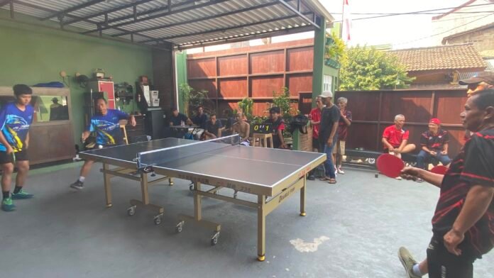Warga Cimanggis Indah, Depok, antusias mengikuti mini turnamen pingpong di BK Sports Center dalam rangka memeriahkan HUT ke-81 Kemerdekaan RI, Selasa (25/8/2026). Foto: Harnas.id