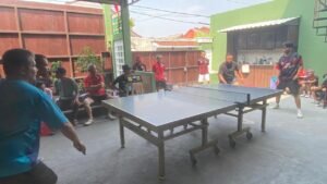 Usia bukan penghalang untuk berkompetisi. Peserta lintas generasi tampil penuh semangat di meja pingpong BK Sports Center. Foto: Harnas.id