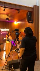 Suasana ruang kreatif Transitory Coffee yang dapat dimanfaatkan untuk aktivitas musik dan produksi konten digital. Foto: Harnas.id