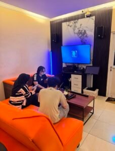 Karaoke room menjadi salah satu fasilitas hiburan yang tersedia bagi pengunjung Transitory Coffee Depok. Foto: Harnas.id