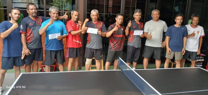 Senyum dan kebersamaan mewarnai foto bersama peserta mini turnamen pingpong BK Sports Center L12 Depok setelah seluruh pertandingan selesai. Foto: Harnas.id