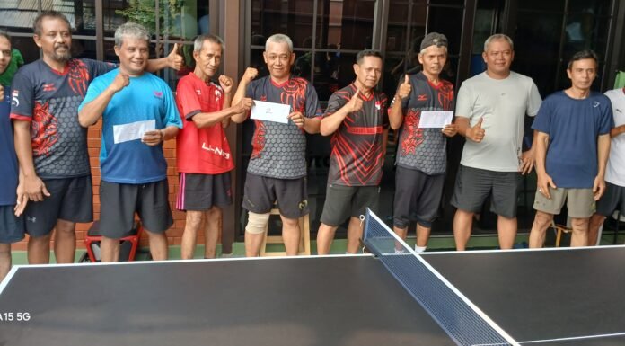 Fredy Apresiasi Antusiasme Peserta Mini Turnamen Pingpong BK Sports Center L12 Depok Senyum dan kebersamaan mewarnai foto bersama peserta mini turnamen pingpong BK Sports Center L12 Depok setelah seluruh pertandingan selesai. Foto: Harnas.id