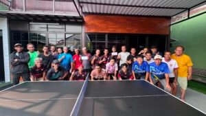 Peserta mini turnamen pingpong BK Sports Center L12 Depok mengabadikan momen bersama setelah melewati pertandingan sengit dan penuh sportivitas. Foto: Harnas.id