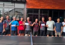 Sengit! Dadan-Sarno Rebut Juara Mini Turnamen Pingpong BK Sports Center Depok Para peserta mini turnamen pingpong BK Sports Center L12 Depok berfoto bersama usai pertandingan, mengabadikan semangat sportivitas dan kebersamaan dalam ajang olahraga warga. Foto: Harnas.id
