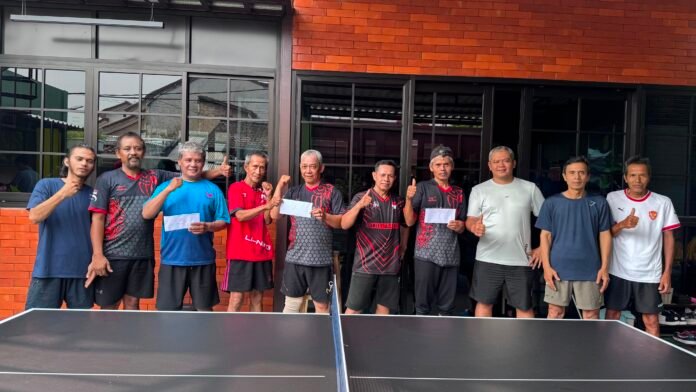BK Sports Center Para peserta mini turnamen pingpong BK Sports Center L12 Depok berfoto bersama usai pertandingan, mengabadikan semangat sportivitas dan kebersamaan dalam ajang olahraga warga. Foto: Harnas.id