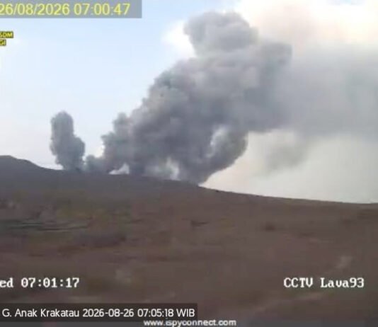 Aktivitas Gunung Anak Krakatau Masih Fluktuatif, Erupsi Susulan Perlu Diwaspadai Aktivitas erupsi Gunung Anak Krakatau di perairan Selat Sunda. Foto: Istimewa