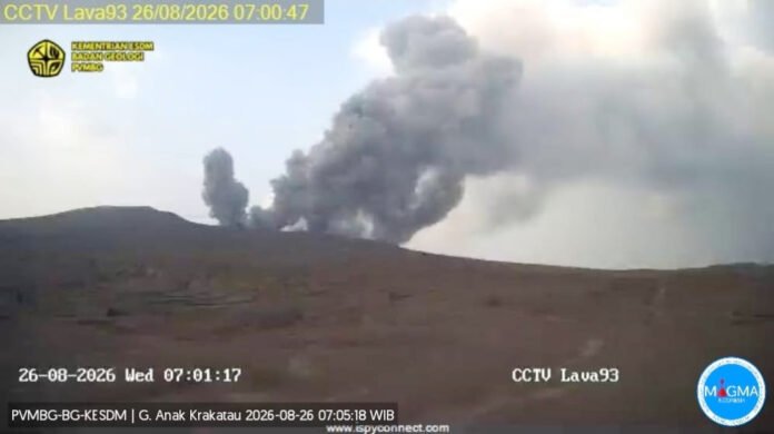 Aktivitas erupsi Gunung Anak Krakatau di perairan Selat Sunda. Foto: Istimewa