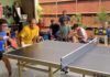 Keringat, Smash, dan Tawa Warnai Keseruan Mini Turnamen Pingpong di Depok Aksi peserta saat bertanding dalam mini turnamen pingpong di BK Sports Center L12 Depok. Tak hanya mengandalkan kemampuan dan keringat, pertandingan juga diwarnai aksi menghibur yang membuat penonton dan peserta larut dalam senyum dan tawa. Foto: Harnas.id/ Tangkapan Layar