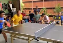 Keringat, Smash, dan Tawa Warnai Keseruan Mini Turnamen Pingpong di Depok Aksi peserta saat bertanding dalam mini turnamen pingpong di BK Sports Center L12 Depok. Tak hanya mengandalkan kemampuan dan keringat, pertandingan juga diwarnai aksi menghibur yang membuat penonton dan peserta larut dalam senyum dan tawa. Foto: Harnas.id/ Tangkapan Layar