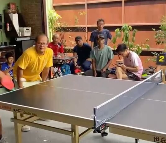 Keringat, Smash, dan Tawa Warnai Keseruan Mini Turnamen Pingpong di Depok Aksi peserta saat bertanding dalam mini turnamen pingpong di BK Sports Center L12 Depok. Tak hanya mengandalkan kemampuan dan keringat, pertandingan juga diwarnai aksi menghibur yang membuat penonton dan peserta larut dalam senyum dan tawa. Foto: Harnas.id/ Tangkapan Layar