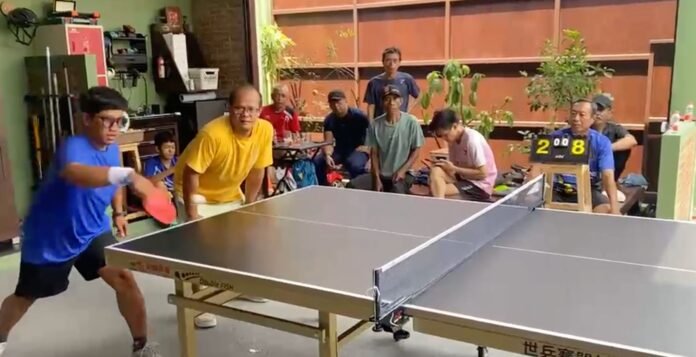 BK Sports Center Aksi peserta saat bertanding dalam mini turnamen pingpong di BK Sports Center L12 Depok. Tak hanya mengandalkan kemampuan dan keringat, pertandingan juga diwarnai aksi menghibur yang membuat penonton dan peserta larut dalam senyum dan tawa. Foto: Harnas.id/ Tangkapan Layar