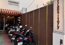 Transitory Coffee Depok, Kedai Kopi Multifungsi untuk Nongkrong, Meeting hingga Ruang Kreatif Transitory Coffee Depok menawarkan konsep coffee shop multifungsi dengan fasilitas hiburan, ruang pertemuan hingga ruang kreatif untuk podcast, live TikTok dan produksi konten musik. Foto: Harnas.id