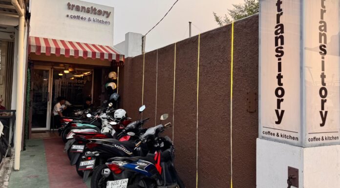 Transitory Coffee Depok, Kedai Kopi Multifungsi untuk Nongkrong, Meeting hingga Ruang Kreatif Transitory Coffee Depok menawarkan konsep coffee shop multifungsi dengan fasilitas hiburan, ruang pertemuan hingga ruang kreatif untuk podcast, live TikTok dan produksi konten musik. Foto: Harnas.id