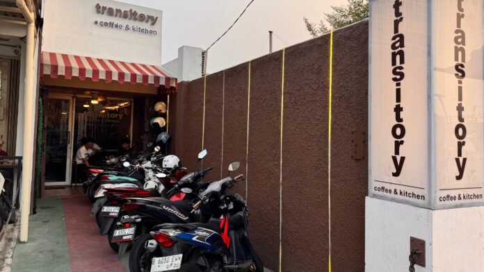 Transitory Coffee Depok menawarkan konsep coffee shop multifungsi dengan fasilitas hiburan, ruang pertemuan hingga ruang kreatif untuk podcast, live TikTok dan produksi konten musik. Foto: Harnas.id