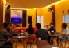 Bukan Cuma Ngopi, Transitory Coffee & Kitchen Punya Karaoke Gratis yang Bikin Ketagihan Tak hanya ngopi, pengunjung Transitory Coffee & Kitchen Depok bisa menikmati fasilitas karaoke gratis bersama teman dalam suasana santai dan meriah. Foto: Harnas.id