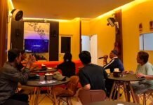 Bukan Cuma Ngopi, Transitory Coffee & Kitchen Punya Karaoke Gratis yang Bikin Ketagihan Tak hanya ngopi, pengunjung Transitory Coffee & Kitchen Depok bisa menikmati fasilitas karaoke gratis bersama teman dalam suasana santai dan meriah. Foto: Harnas.id