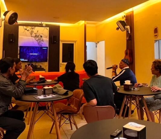 Bukan Cuma Ngopi, Transitory Coffee & Kitchen Punya Karaoke Gratis yang Bikin Ketagihan Tak hanya ngopi, pengunjung Transitory Coffee & Kitchen Depok bisa menikmati fasilitas karaoke gratis bersama teman dalam suasana santai dan meriah. Foto: Harnas.id