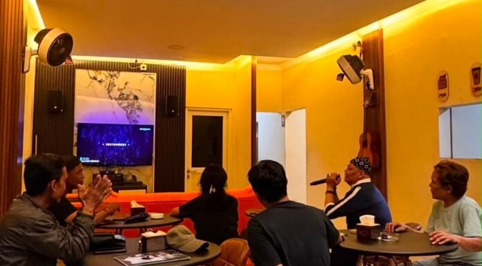 Bukan Cuma Ngopi, Transitory Coffee & Kitchen Punya Karaoke Gratis yang Bikin Ketagihan Tak hanya ngopi, pengunjung Transitory Coffee & Kitchen Depok bisa menikmati fasilitas karaoke gratis bersama teman dalam suasana santai dan meriah. Foto: Harnas.id