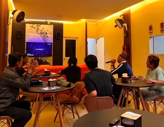 Tak hanya ngopi, pengunjung Transitory Coffee & Kitchen Depok bisa menikmati fasilitas karaoke gratis bersama teman dalam suasana santai dan meriah. Foto: Harnas.id