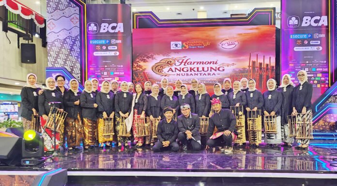 Alunan Indah Angklung Srikandi Bogor Baru Meriahkan Semarak HUT Botani Square ke-20 Angklung Srikandi Bogor Baru Tampil Meriahkan HUT Botani Square ke-20. Foto: Harnas.id/Utami Setio