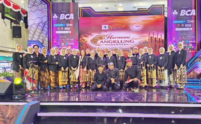 Angklung Srikandi Bogor Baru Tampil Meriahkan HUT Botani Square ke-20. Foto: Harnas.id/Utami Setio
