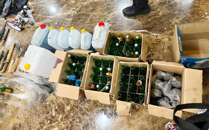 Barang bukti yang diamankan Polda Metro Jaya dalam rangkaian pencegahan gangguan keamanan menjelang aksi di Jakarta. Foto: Polri
