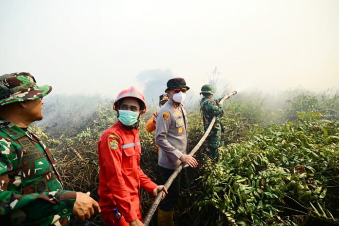Kapolda Jambi bersama Gubernur Jambi dan Danrem 042/Gapu memantau penanganan Karhutla di Tanjung Jabung Timur. Foto: Polda Jambi Kapolda Jambi bersama Gubernur Jambi dan Danrem 042/Gapu memantau penanganan Karhutla di Tanjung Jabung Timur. Foto: Polda Jambi