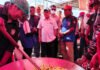 JK Minta Rumah Korban Gempa NTT Segera Dibangun, Warga Jangan Cuma Menunggu Bantuan JK Meninjau korban gempa NTT. Foto: PMI