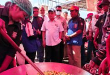 JK Minta Rumah Korban Gempa NTT Segera Dibangun, Warga Jangan Cuma Menunggu Bantuan JK Meninjau korban gempa NTT. Foto: PMI