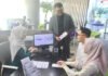 KPR iB Hijrah Baitullah Bank Muamalat Tumbuh 4 Kali Lipat, Tembus Rp423 Miliar Customer Service Bank Muamalat memberikan penjelasan mengenai pembiayaan KPR iB Hijrah Baitullah kepada nasabah di Jakarta. Foto: Muamalat
