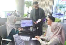 KPR iB Hijrah Baitullah Bank Muamalat Tumbuh 4 Kali Lipat, Tembus Rp423 Miliar Customer Service Bank Muamalat memberikan penjelasan mengenai pembiayaan KPR iB Hijrah Baitullah kepada nasabah di Jakarta. Foto: Muamalat