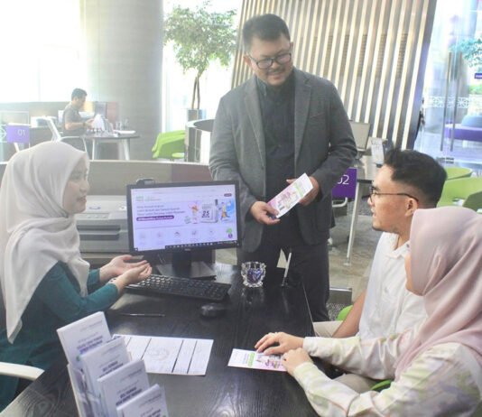 KPR iB Hijrah Baitullah Bank Muamalat Tumbuh 4 Kali Lipat, Tembus Rp423 Miliar Customer Service Bank Muamalat memberikan penjelasan mengenai pembiayaan KPR iB Hijrah Baitullah kepada nasabah di Jakarta. Foto: Muamalat