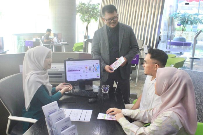 Customer Service Bank Muamalat memberikan penjelasan mengenai pembiayaan KPR iB Hijrah Baitullah kepada nasabah di Jakarta. Foto: Muamalat