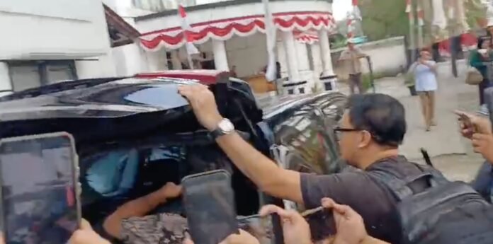 KPK Penyidik KPK membawa dua koper usai melakukan penggeledahan di Kantor Dinas Pendidikan dan Kebudayaan Kabupaten Bogor, Jawa Barat, Jumat (28/8/2026). Foto: Tangkapan Layar