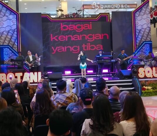 Rossa Bikin Ribuan Penonton Botani Square Bogor Sing-Along di Puncak HUT ke-20