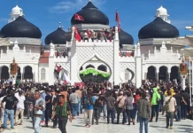 Pengibaran Bendera Bintang Bulan di Masjid Raya Baiturrahman Diwarnai Suara Letusan Massa berkumpul di halaman Masjid Raya Baiturrahman saat peringatan 21 tahun perdamaian Aceh di Banda Aceh, Sabtu (15/8/2026). Foto: Harnas.id/ Istimewa