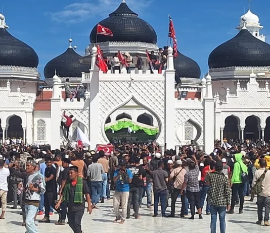 Pengibaran Bendera Bintang Bulan di Masjid Raya Baiturrahman Diwarnai Suara Letusan Massa berkumpul di halaman Masjid Raya Baiturrahman saat peringatan 21 tahun perdamaian Aceh di Banda Aceh, Sabtu (15/8/2026). Foto: Harnas.id/ Istimewa
